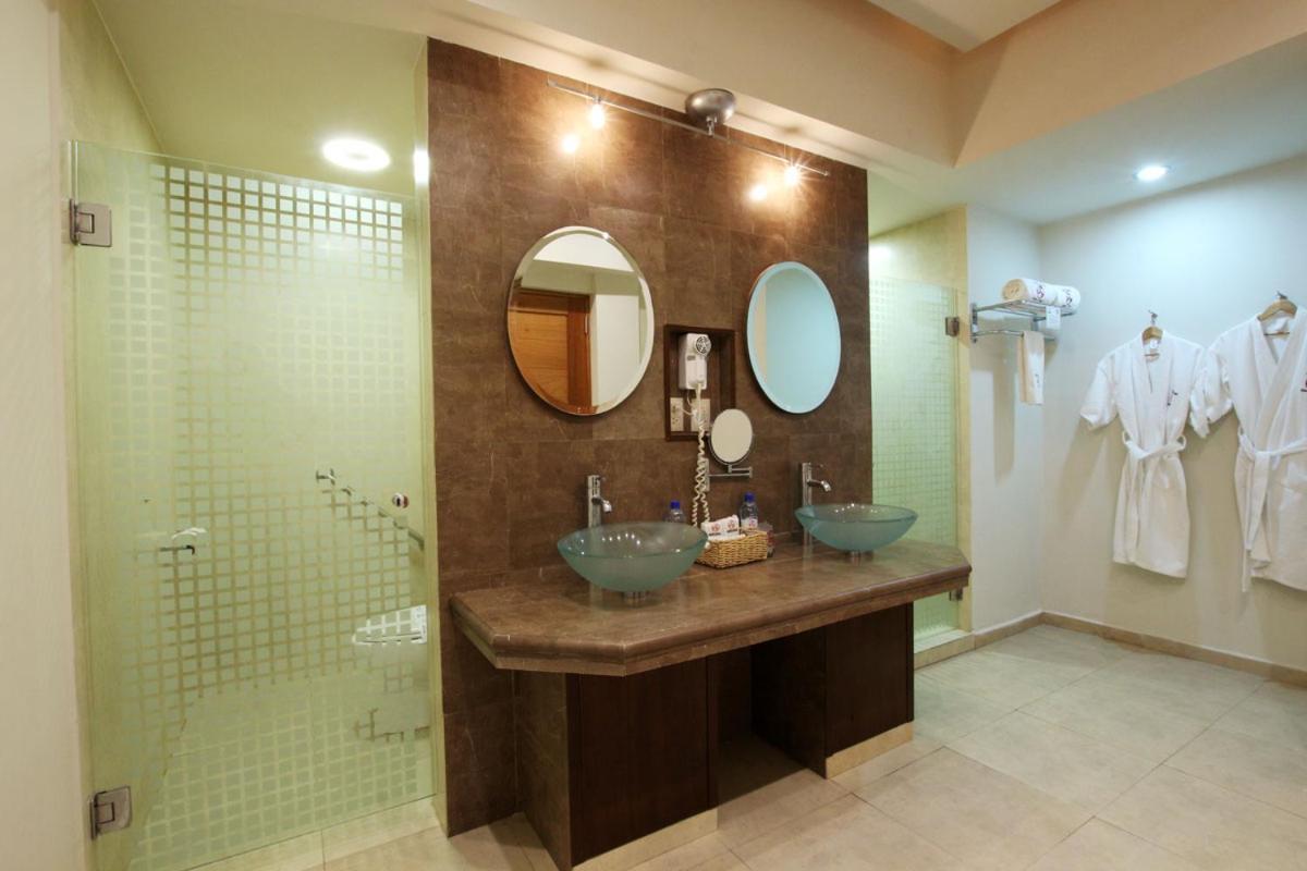 Hotel Colon Plaza Business Class 누에보 라레도 외부 사진