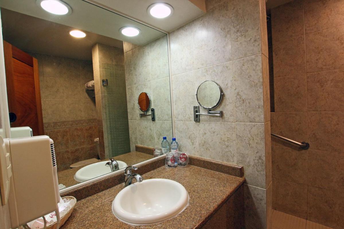 Hotel Colon Plaza Business Class 누에보 라레도 외부 사진